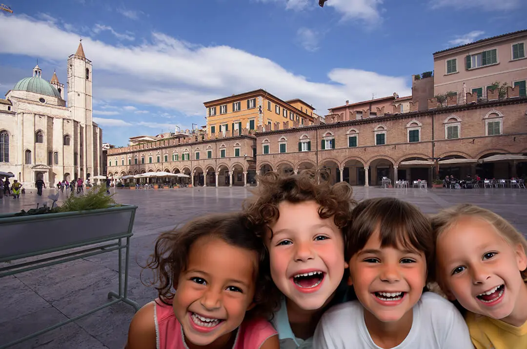 bambini-in-piazza-del-popolo-ad-ascoli-piceno hotel per famiglie nelle marche