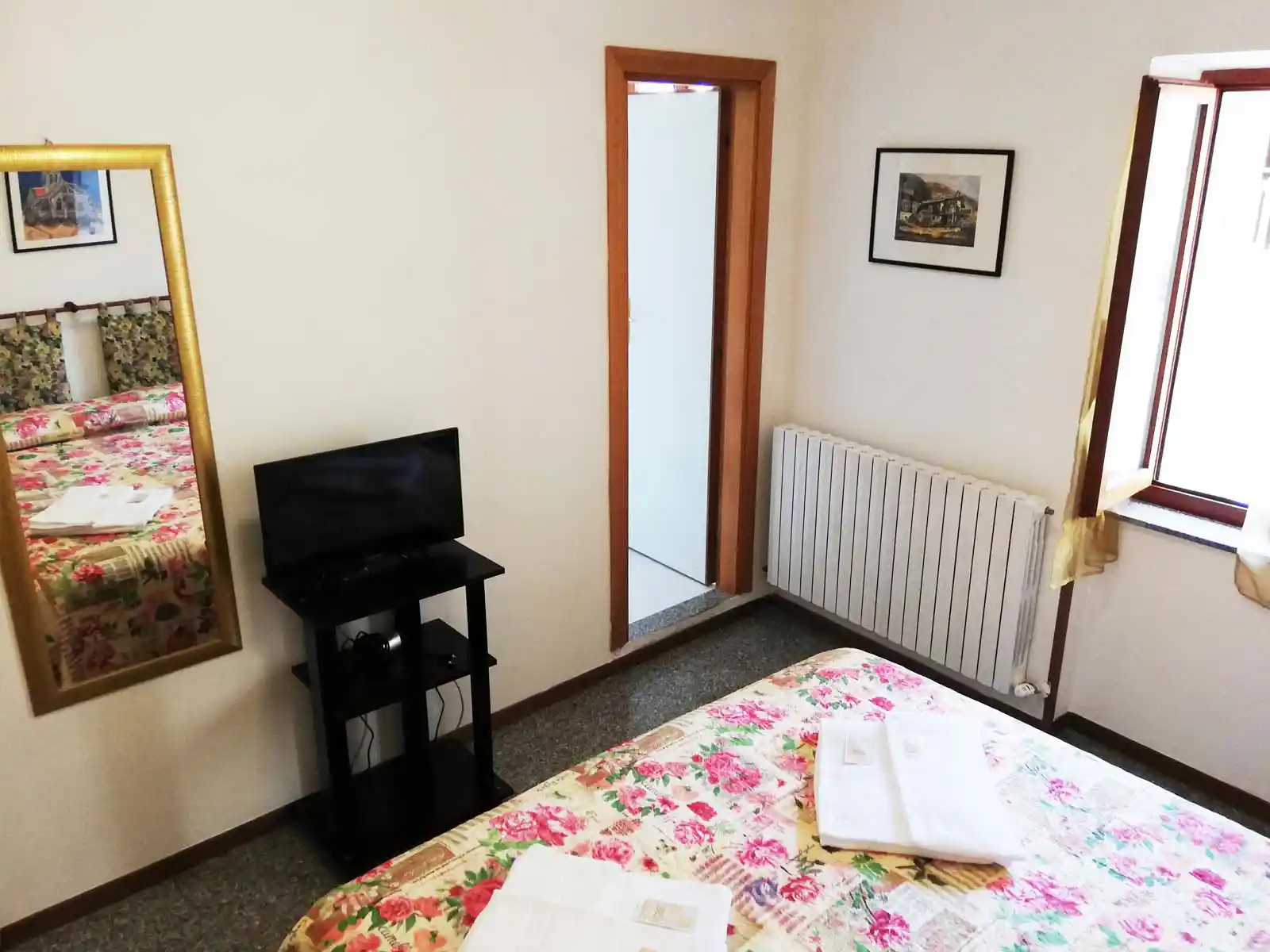 camera-matrimoniale-doppia-particolare-mobile-tv